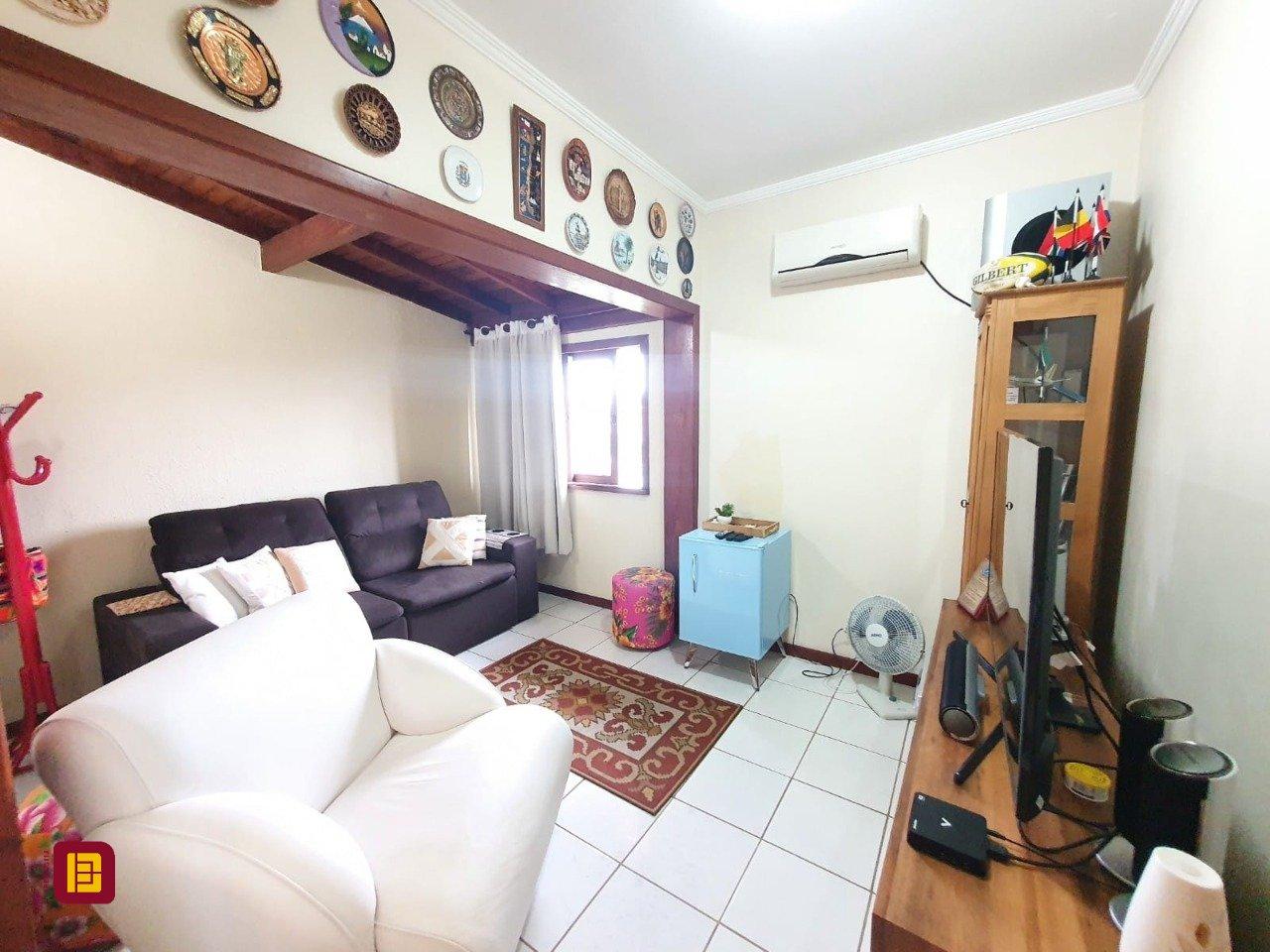 Casa com 370m², 5 quartos (sendo 1 suíte), 2 garagens, no bairro Carianos em Florianópolis