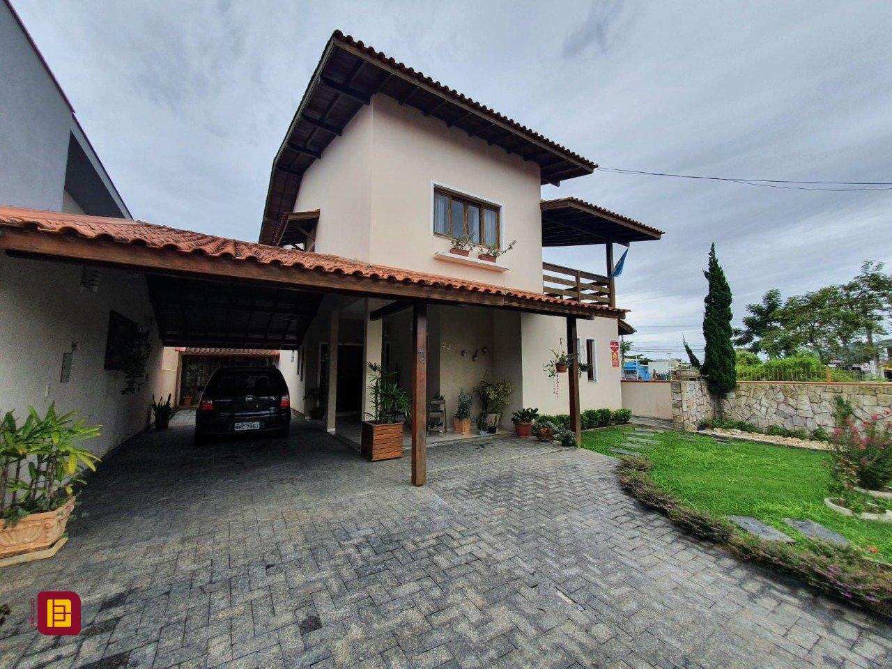 Casa com 370m², 5 quartos (sendo 1 suíte), 2 garagens, no bairro Carianos em Florianópolis