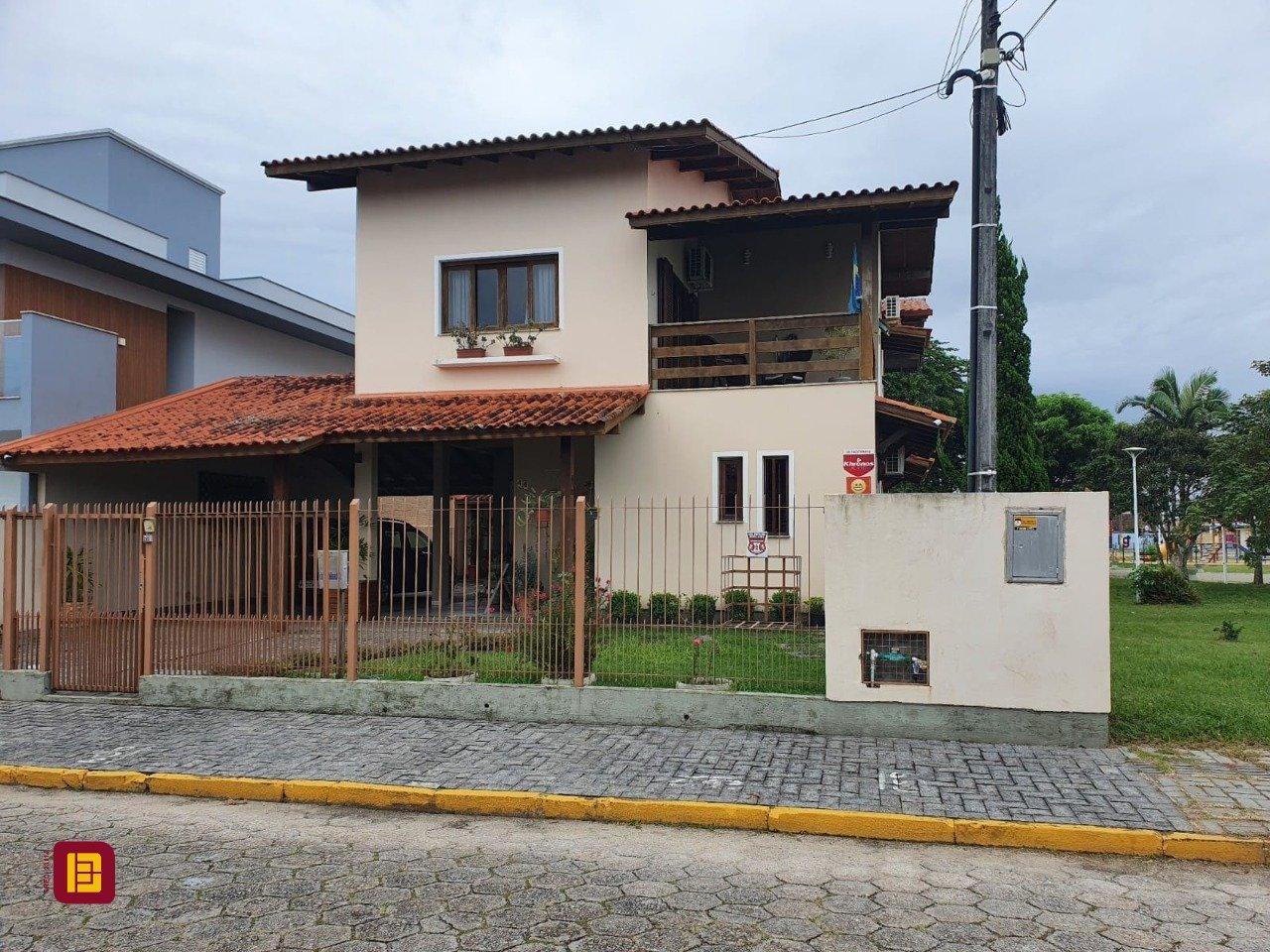 Casa com 370m², 5 quartos (sendo 1 suíte), 2 garagens, no bairro Carianos em Florianópolis