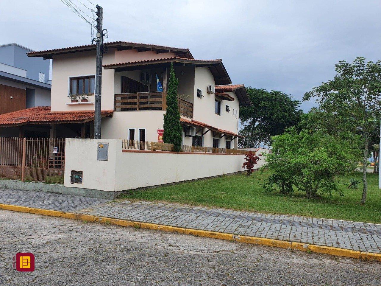 Casa com 370m², 5 quartos (sendo 1 suíte), 2 garagens, no bairro Carianos em Florianópolis