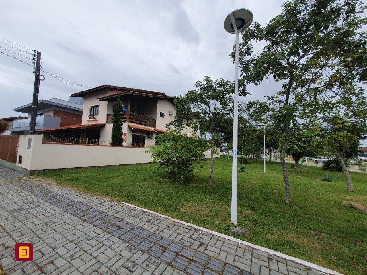 Casa com 370m², 5 quartos (sendo 1 suíte), 2 garagens, no bairro Carianos em Florianópolis