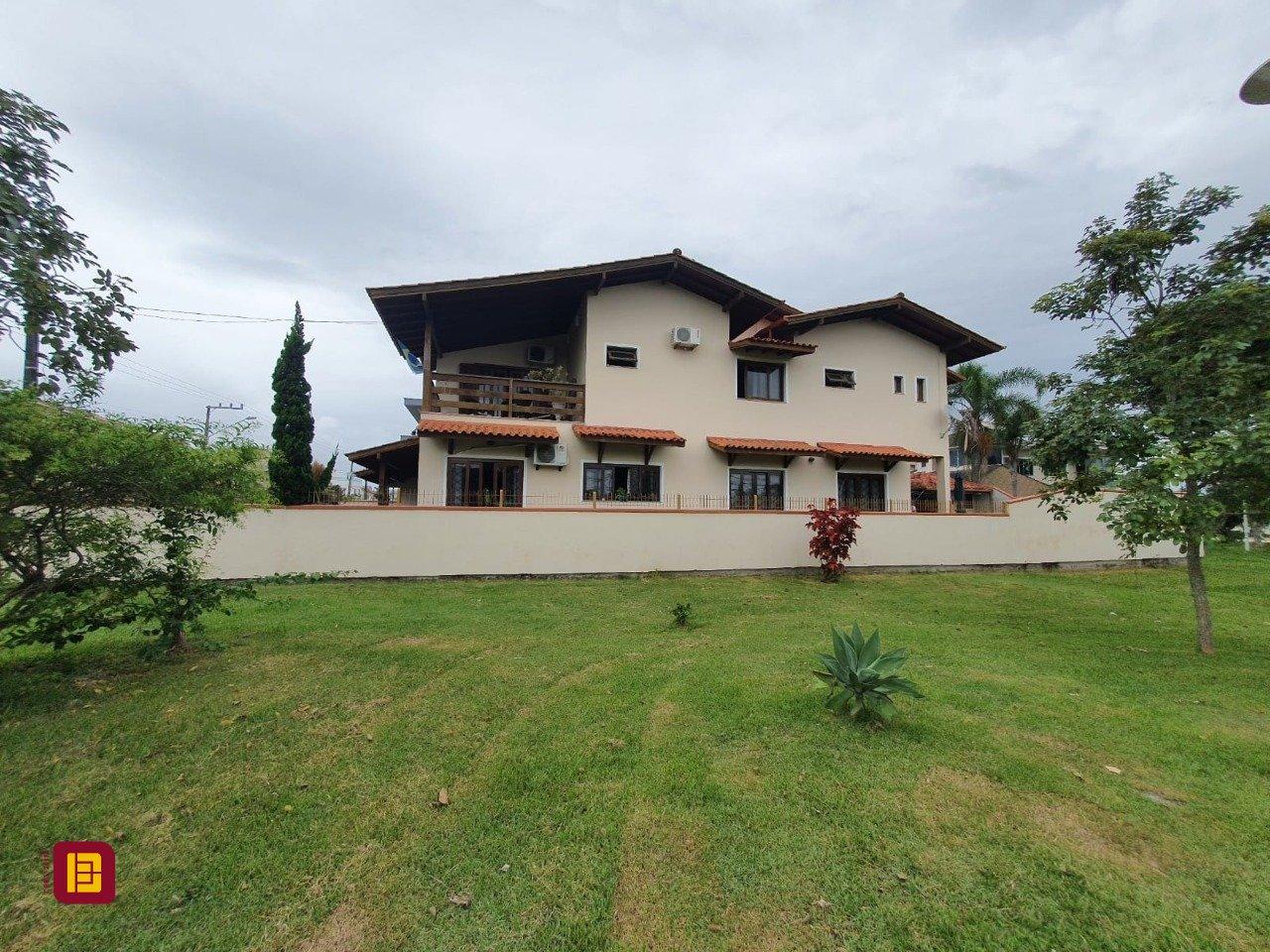 Casa com 370m², 5 quartos (sendo 1 suíte), 2 garagens, no bairro Carianos em Florianópolis