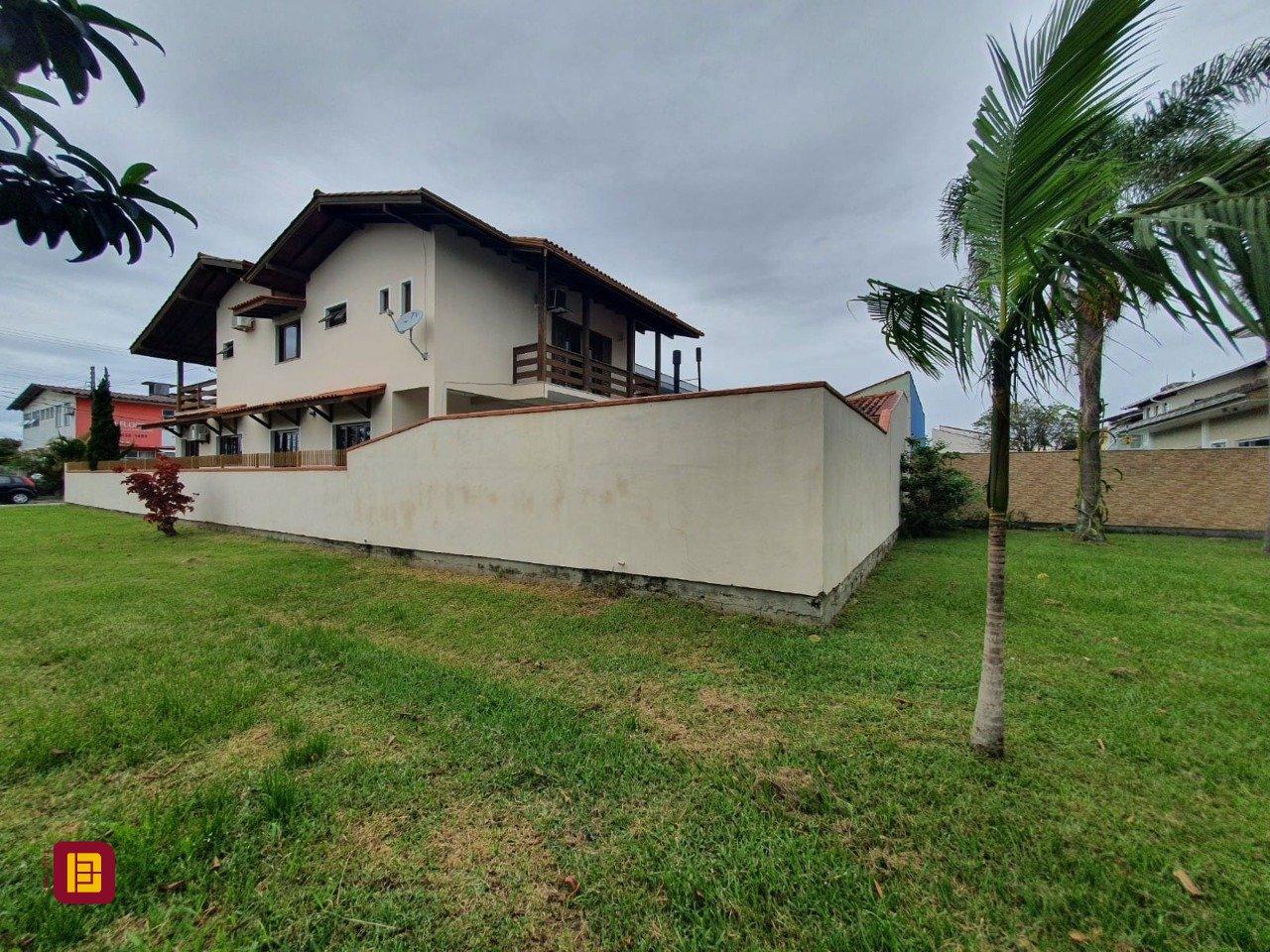 Casa com 370m², 5 quartos (sendo 1 suíte), 2 garagens, no bairro Carianos em Florianópolis