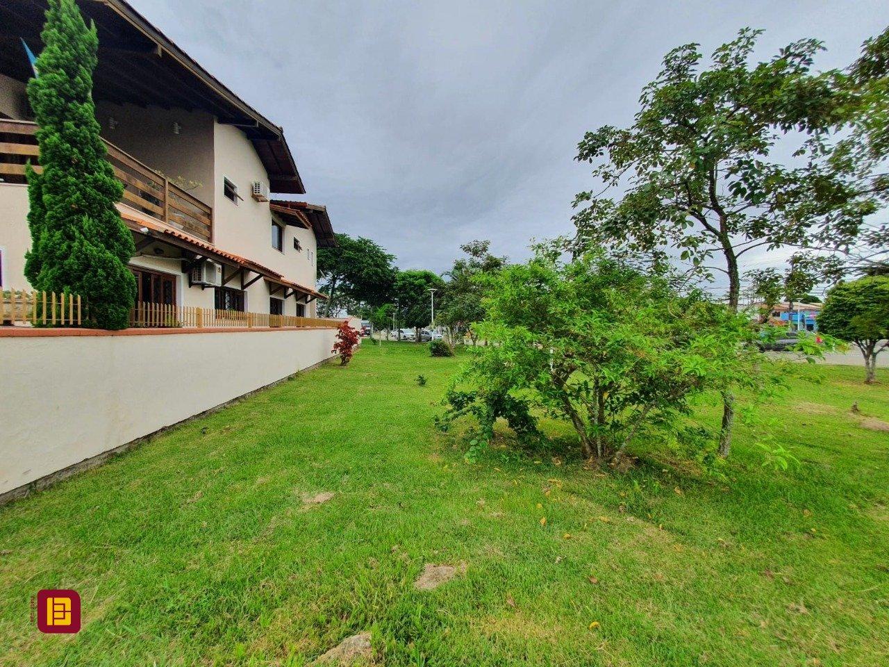 Casa com 370m², 5 quartos (sendo 1 suíte), 2 garagens, no bairro Carianos em Florianópolis