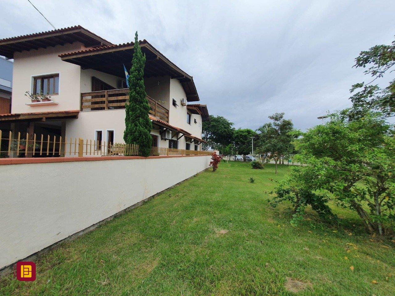 Casa com 370m², 5 quartos (sendo 1 suíte), 2 garagens, no bairro Carianos em Florianópolis