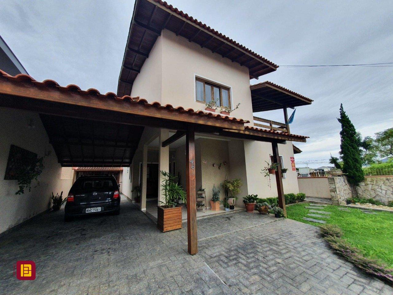 Casa com 370m², 5 quartos (sendo 1 suíte), 2 garagens, no bairro Carianos em Florianópolis