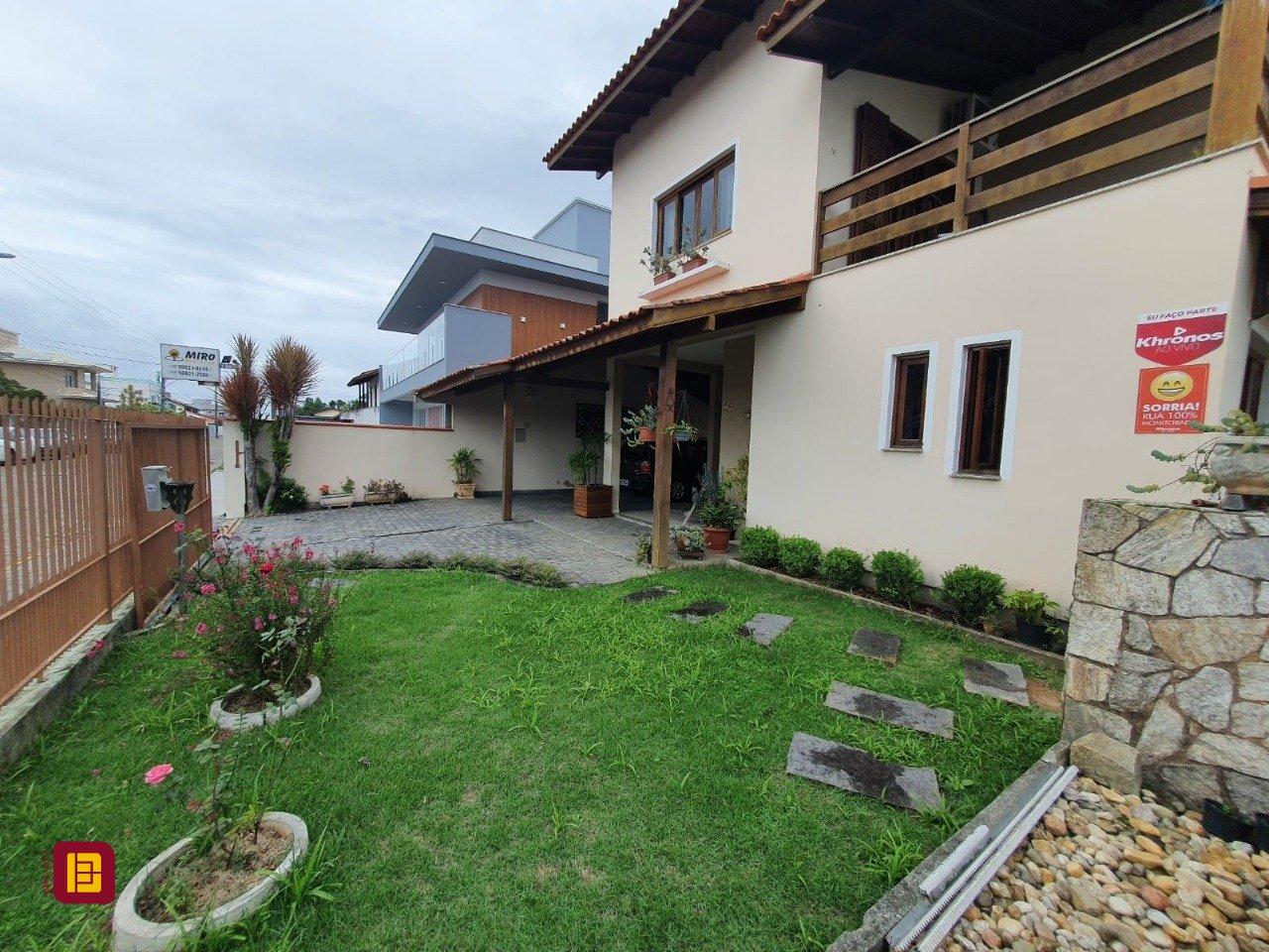 Casa com 370m², 5 quartos (sendo 1 suíte), 2 garagens, no bairro Carianos em Florianópolis