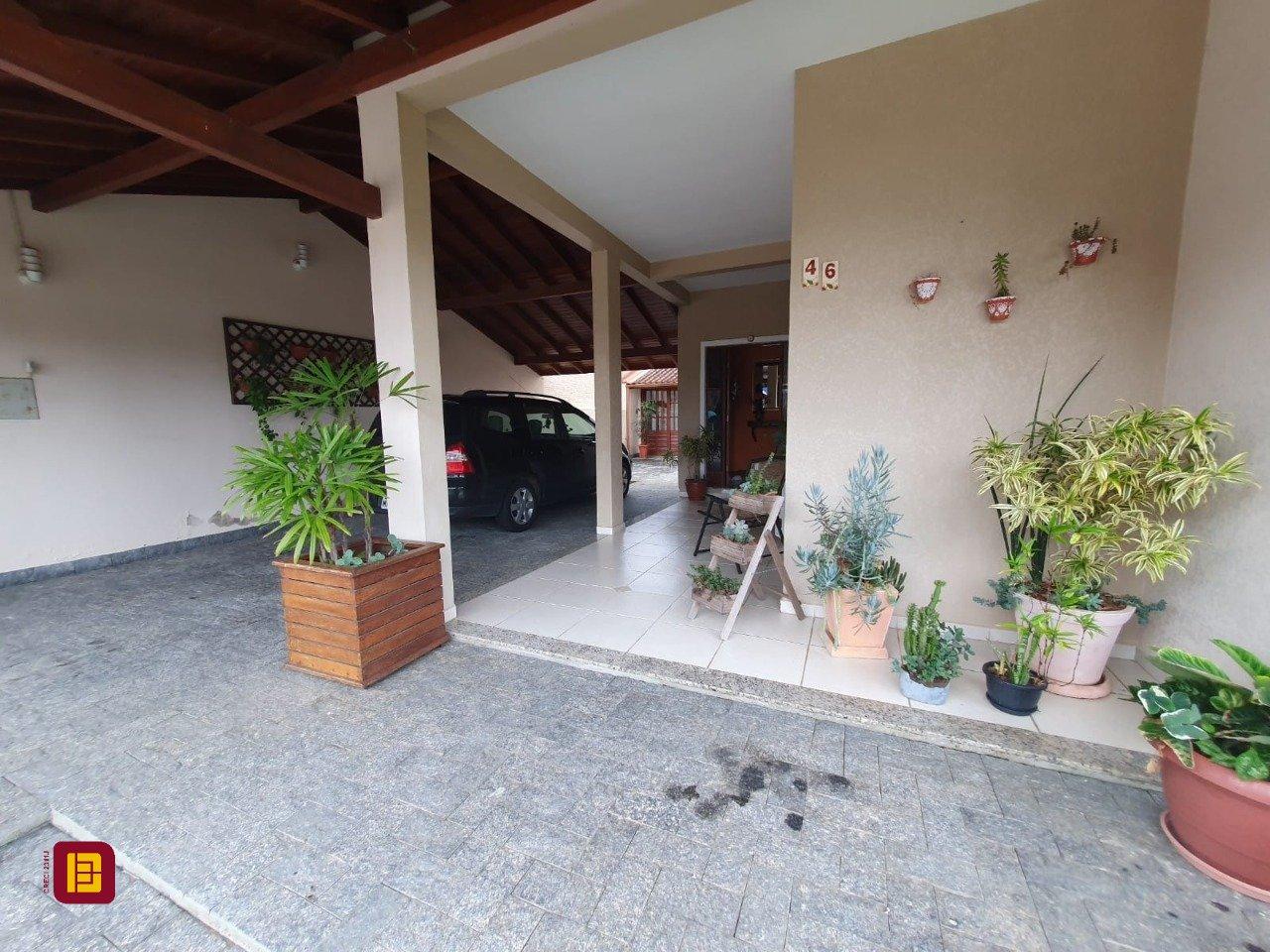 Casa com 370m², 5 quartos (sendo 1 suíte), 2 garagens, no bairro Carianos em Florianópolis