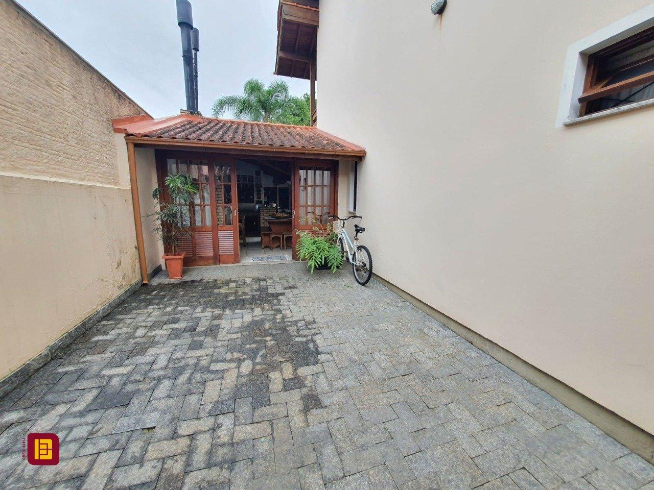 Casa com 370m², 5 quartos (sendo 1 suíte), 2 garagens, no bairro Carianos em Florianópolis