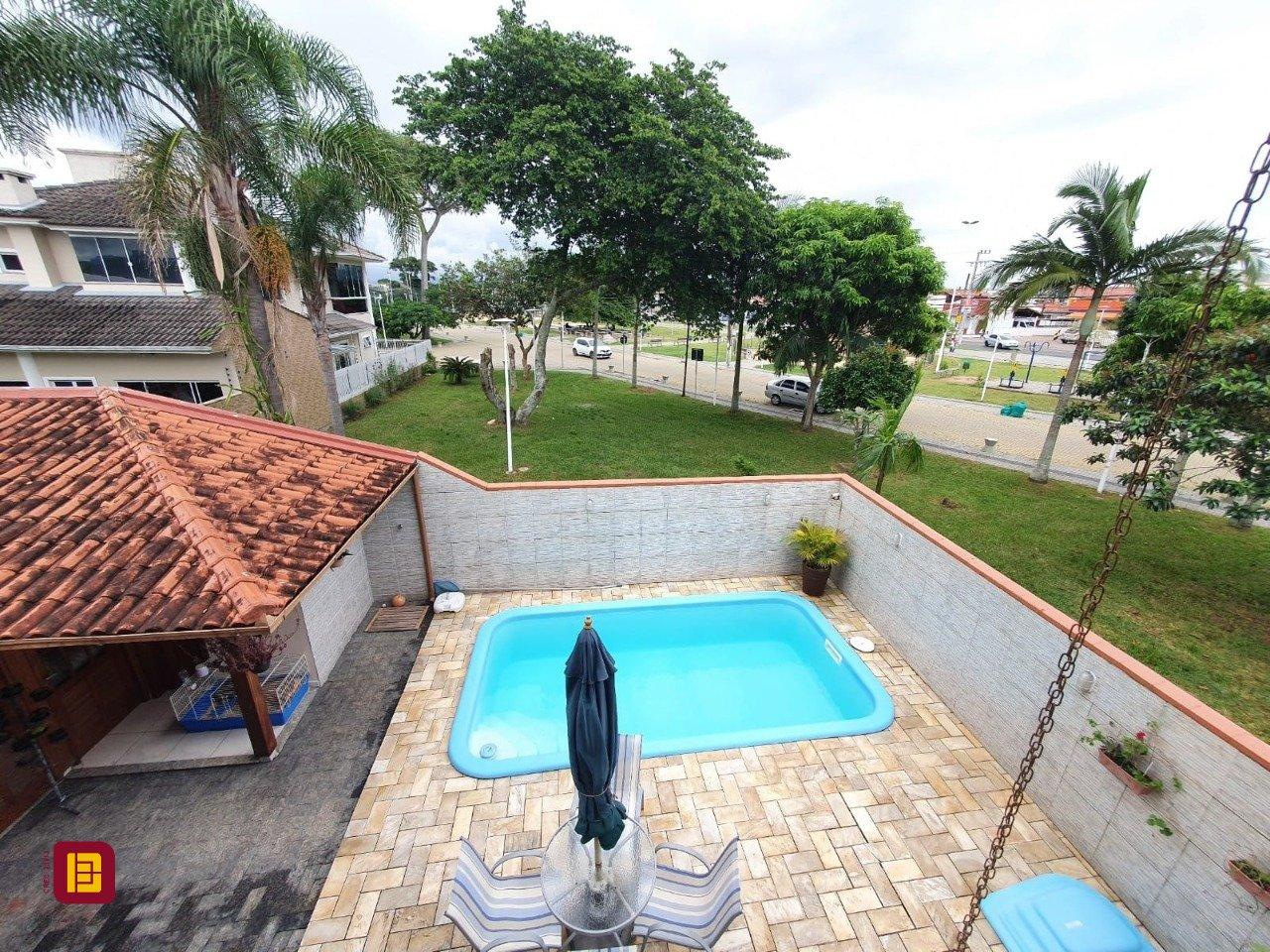 Casa com 370m², 5 quartos (sendo 1 suíte), 2 garagens, no bairro Carianos em Florianópolis