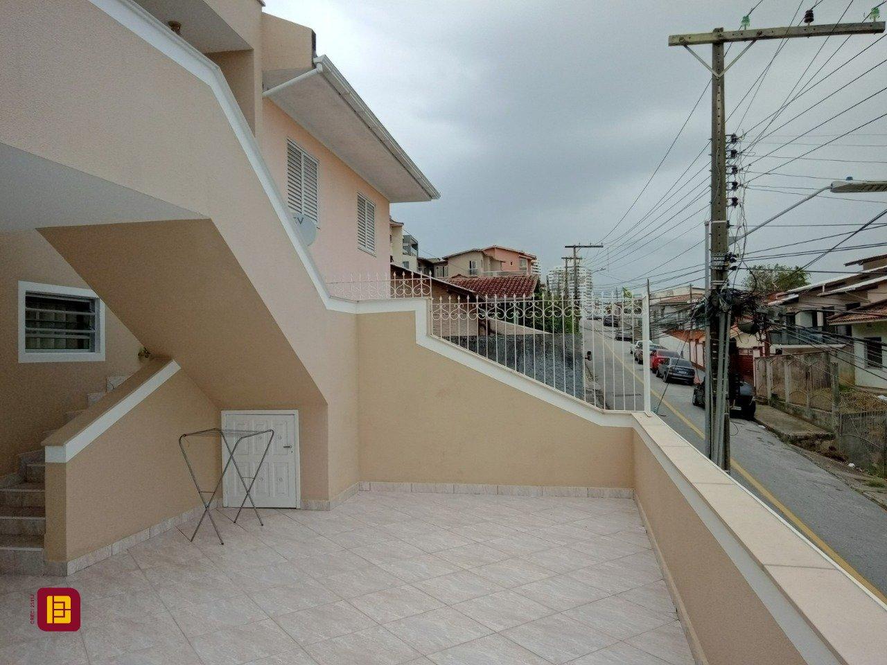 Casa com 263m², 7 quartos (sendo 1 suíte), 2 garagens, no bairro Estreito em Florianópolis
