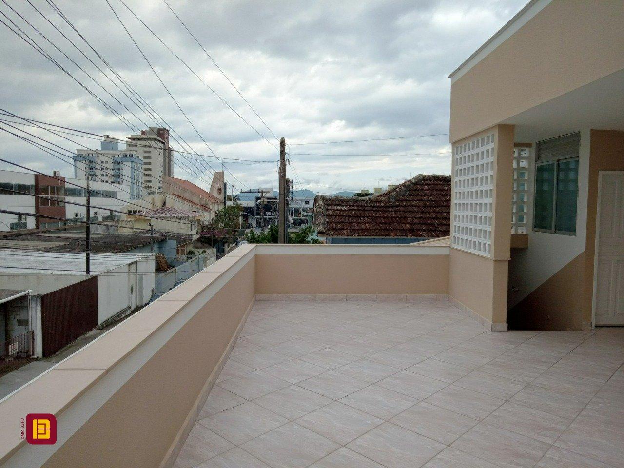 Casa com 263m², 7 quartos (sendo 1 suíte), 2 garagens, no bairro Estreito em Florianópolis