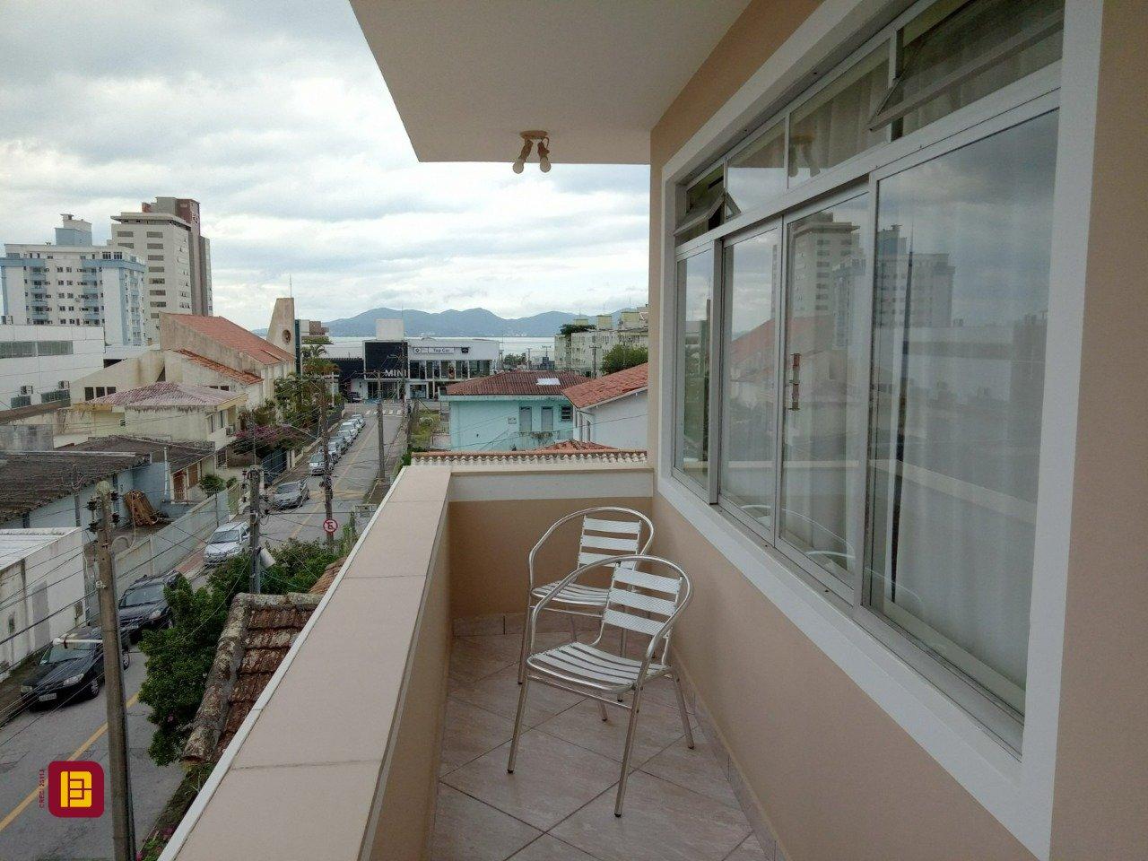 Casa com 263m², 7 quartos (sendo 1 suíte), 2 garagens, no bairro Estreito em Florianópolis