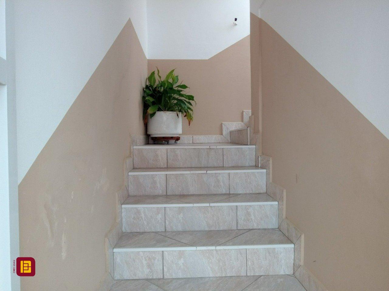 Casa com 263m², 7 quartos (sendo 1 suíte), 2 garagens, no bairro Estreito em Florianópolis