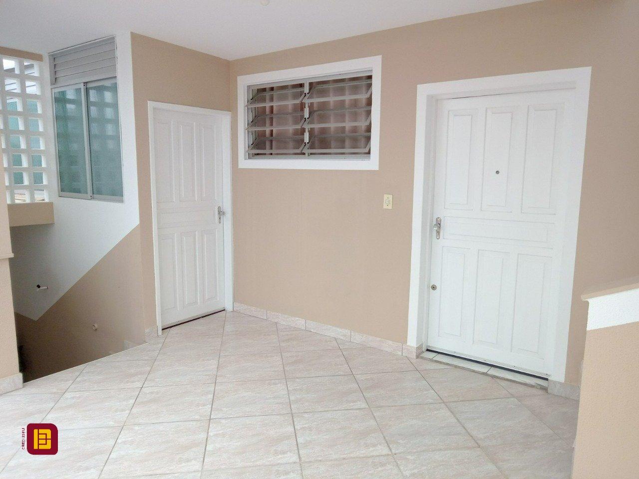 Casa com 263m², 7 quartos (sendo 1 suíte), 2 garagens, no bairro Estreito em Florianópolis