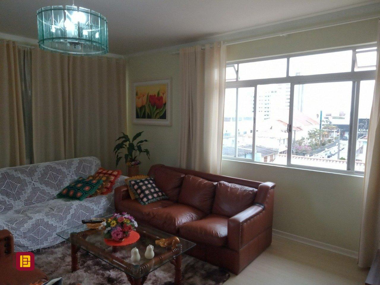Casa com 263m², 7 quartos (sendo 1 suíte), 2 garagens, no bairro Estreito em Florianópolis