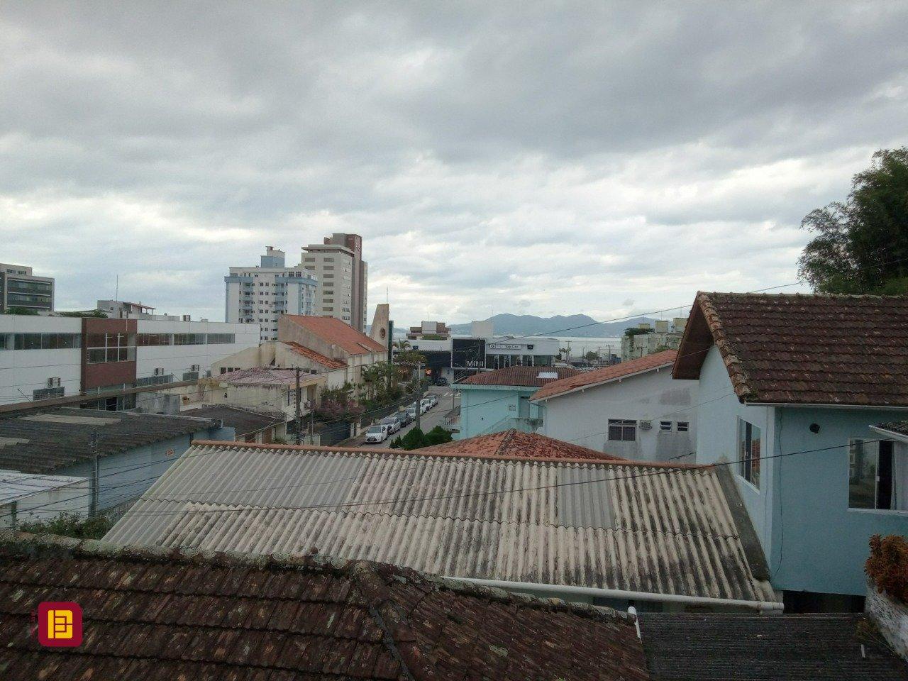 Casa com 263m², 7 quartos (sendo 1 suíte), 2 garagens, no bairro Estreito em Florianópolis
