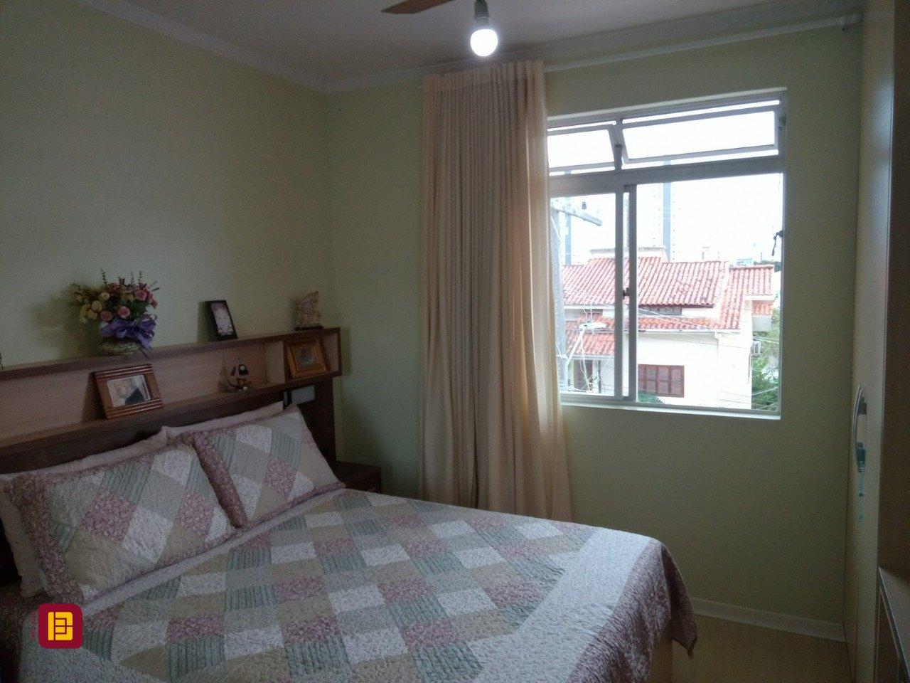 Casa com 263m², 7 quartos (sendo 1 suíte), 2 garagens, no bairro Estreito em Florianópolis