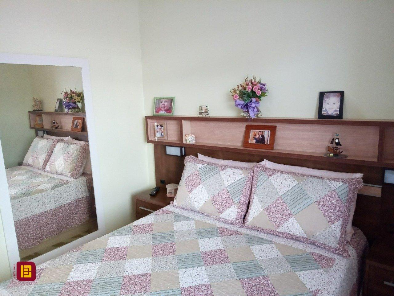 Casa com 263m², 7 quartos (sendo 1 suíte), 2 garagens, no bairro Estreito em Florianópolis