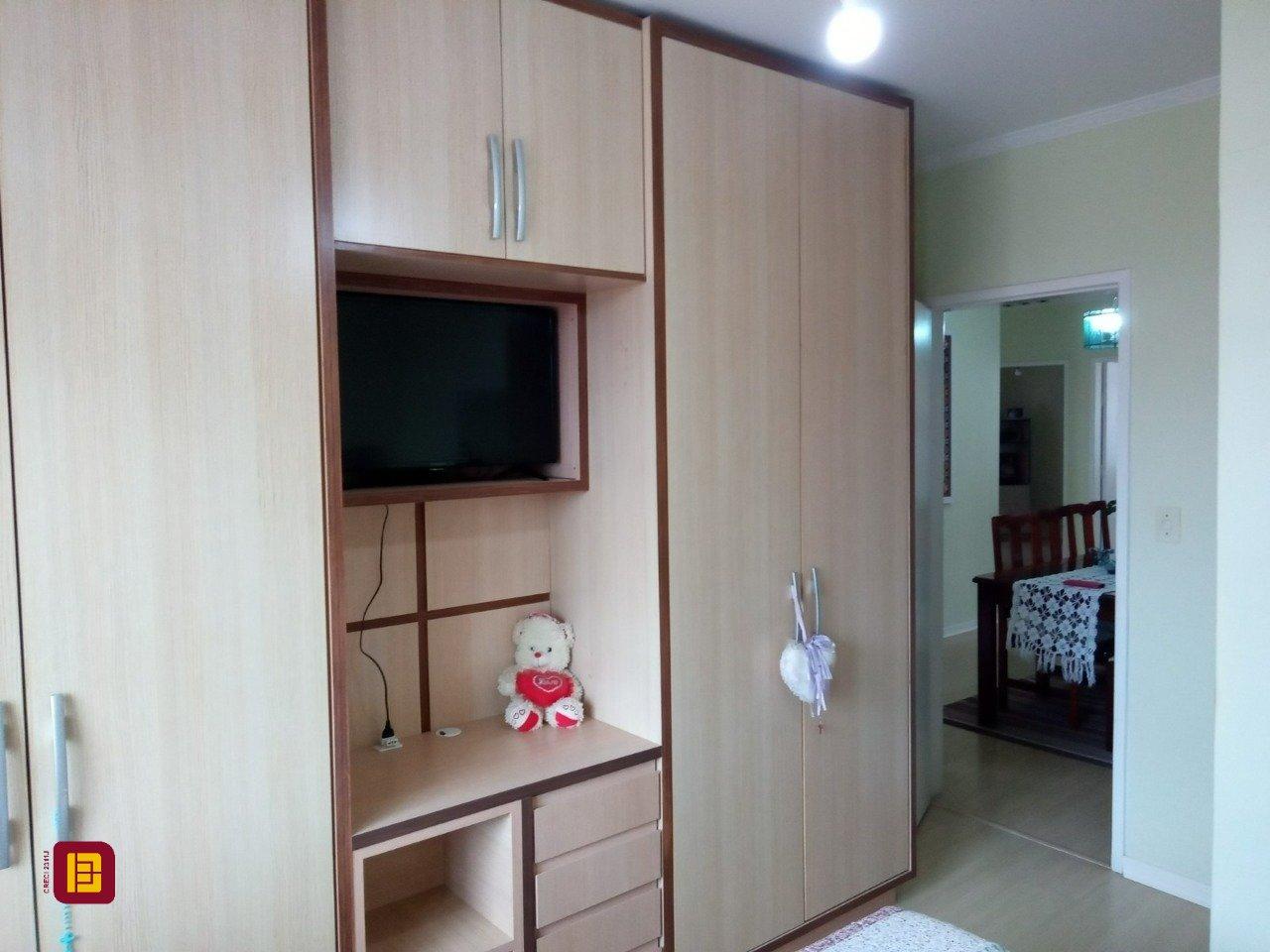 Casa com 263m², 7 quartos (sendo 1 suíte), 2 garagens, no bairro Estreito em Florianópolis