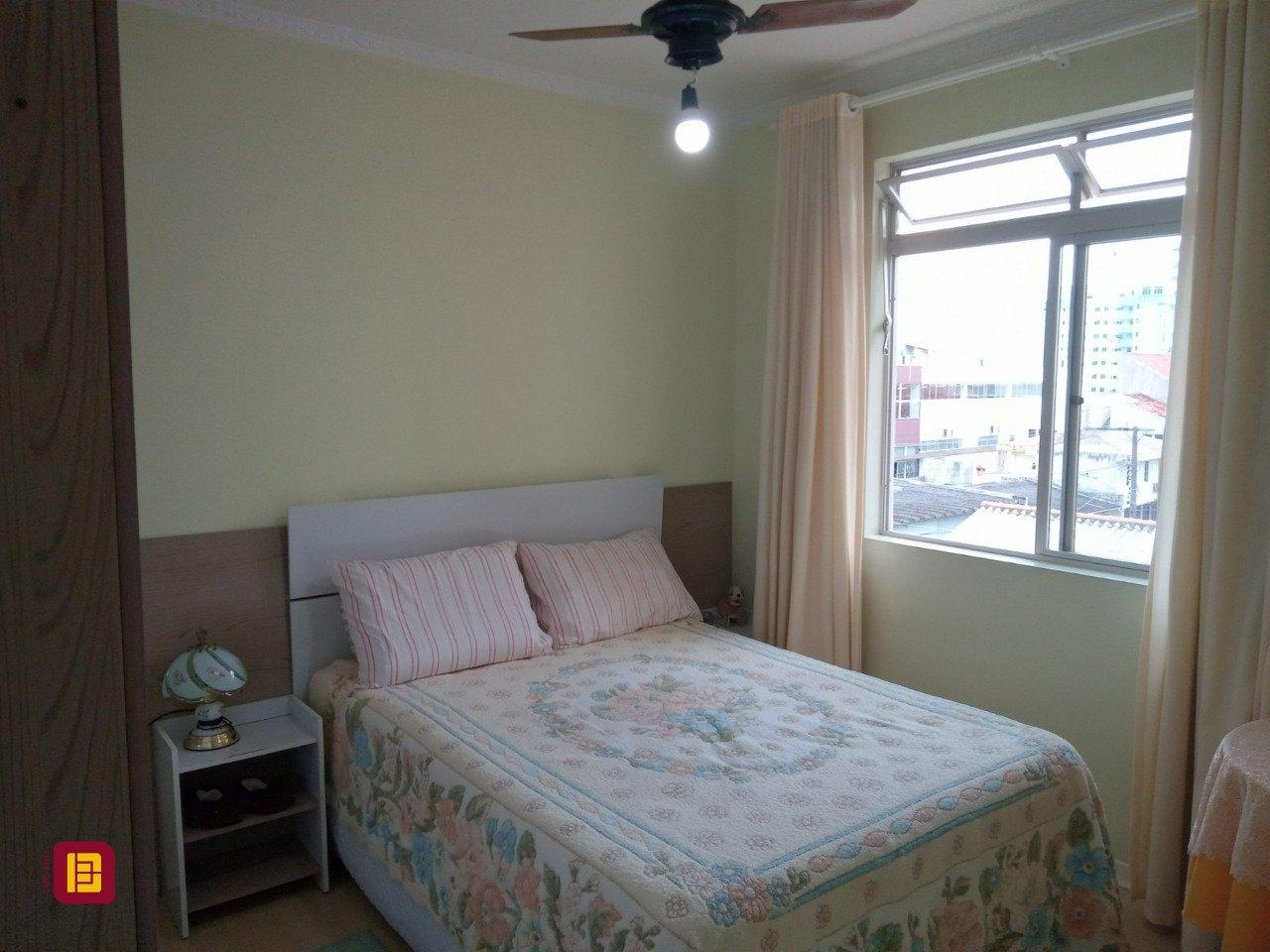 Casa com 263m², 7 quartos (sendo 1 suíte), 2 garagens, no bairro Estreito em Florianópolis
