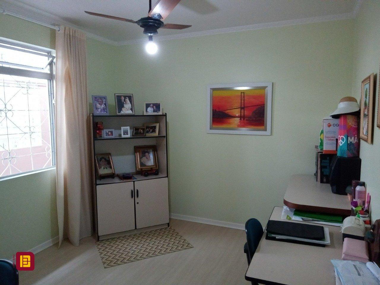 Casa com 263m², 7 quartos (sendo 1 suíte), 2 garagens, no bairro Estreito em Florianópolis