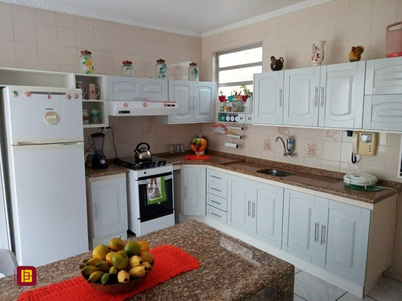 Casa com 263m², 7 quartos (sendo 1 suíte), 2 garagens, no bairro Estreito em Florianópolis