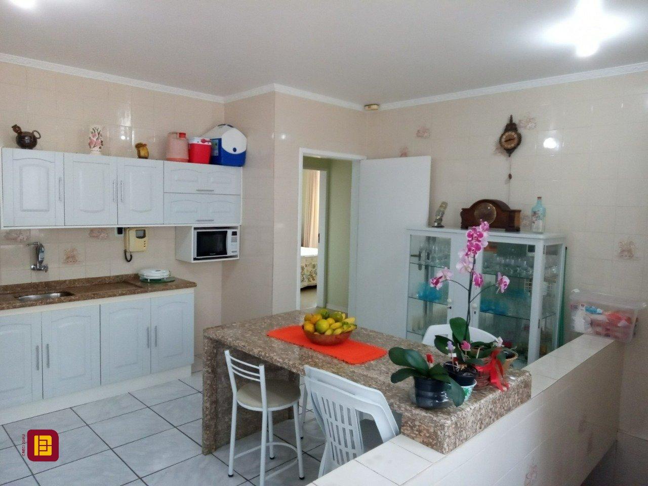 Casa com 263m², 7 quartos (sendo 1 suíte), 2 garagens, no bairro Estreito em Florianópolis