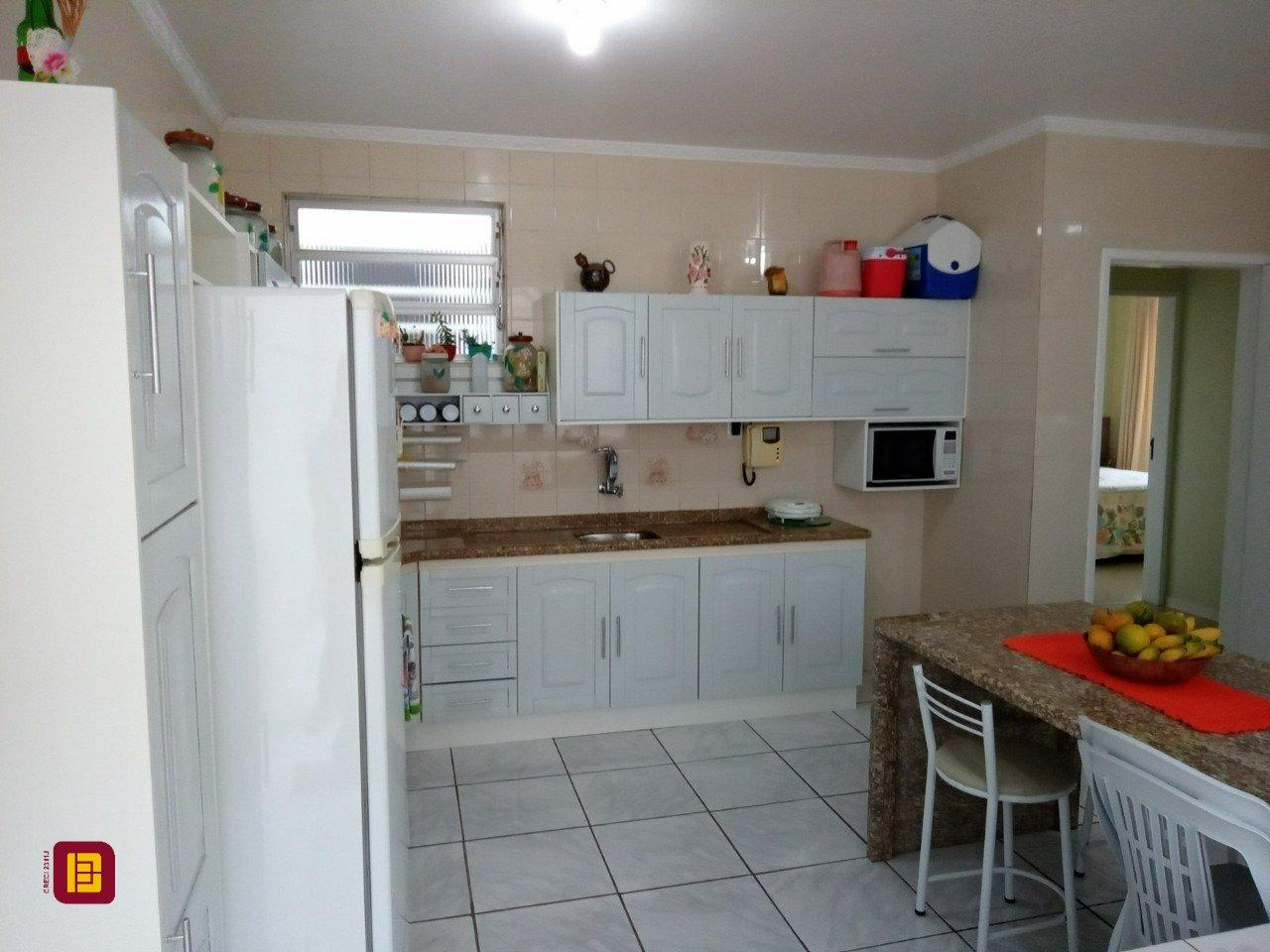 Casa com 263m², 7 quartos (sendo 1 suíte), 2 garagens, no bairro Estreito em Florianópolis