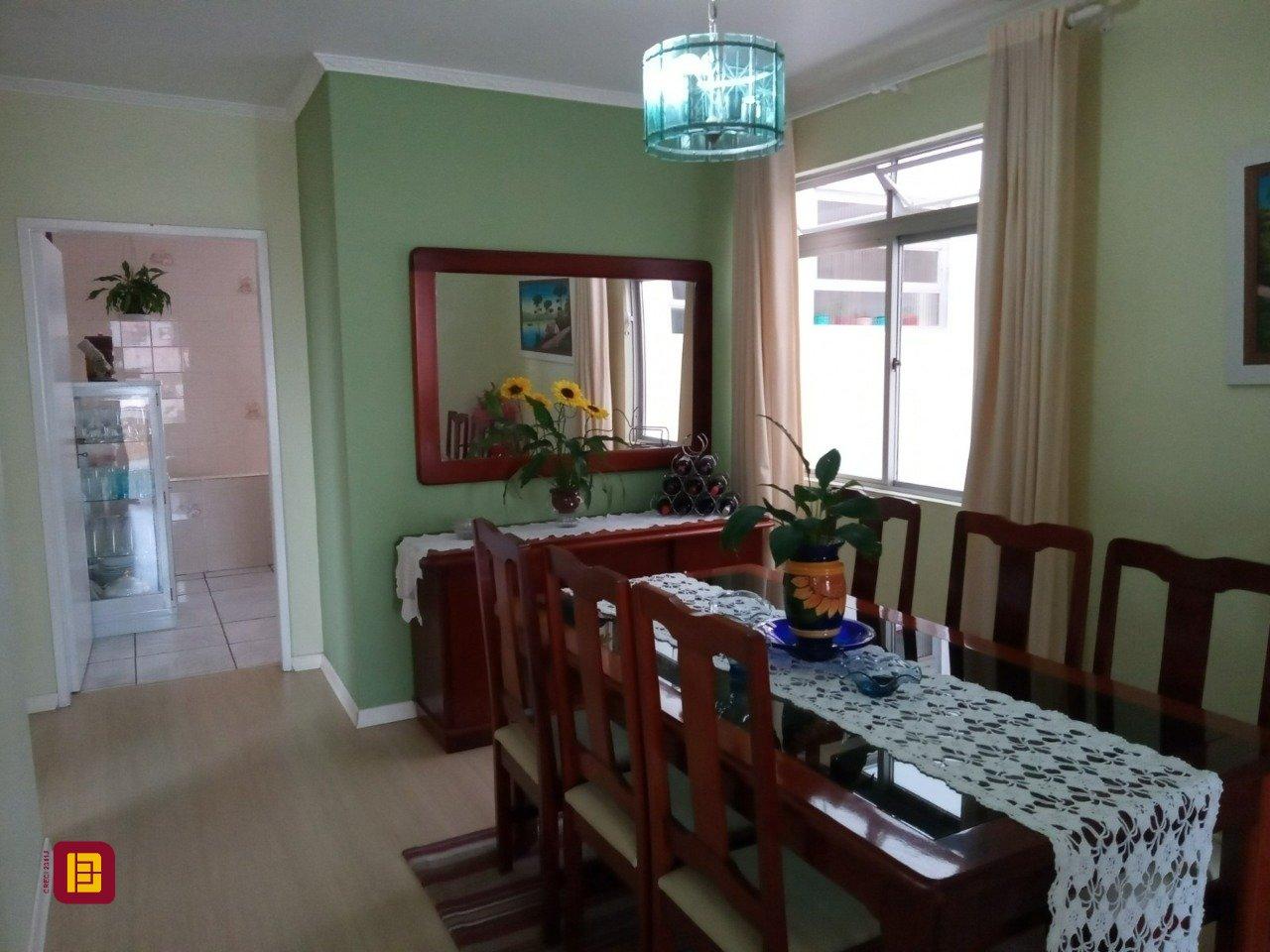 Casa com 263m², 7 quartos (sendo 1 suíte), 2 garagens, no bairro Estreito em Florianópolis