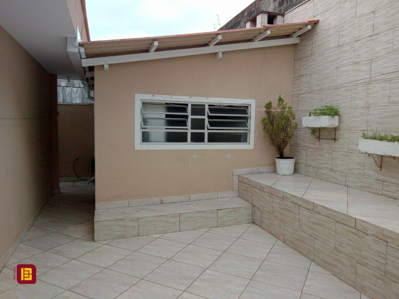 Casa com 263m², 7 quartos (sendo 1 suíte), 2 garagens, no bairro Estreito em Florianópolis