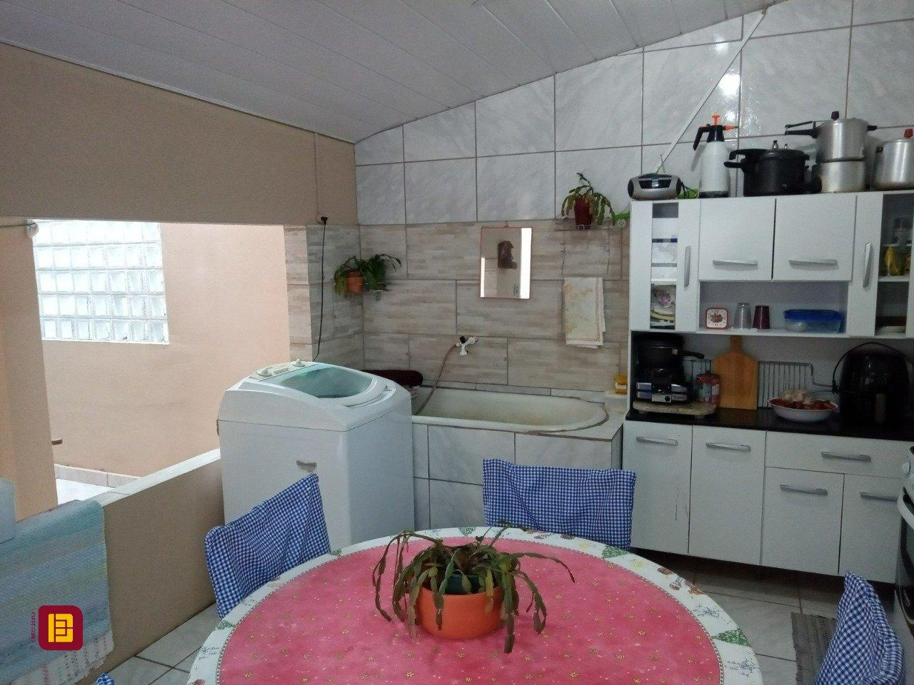 Casa com 263m², 7 quartos (sendo 1 suíte), 2 garagens, no bairro Estreito em Florianópolis