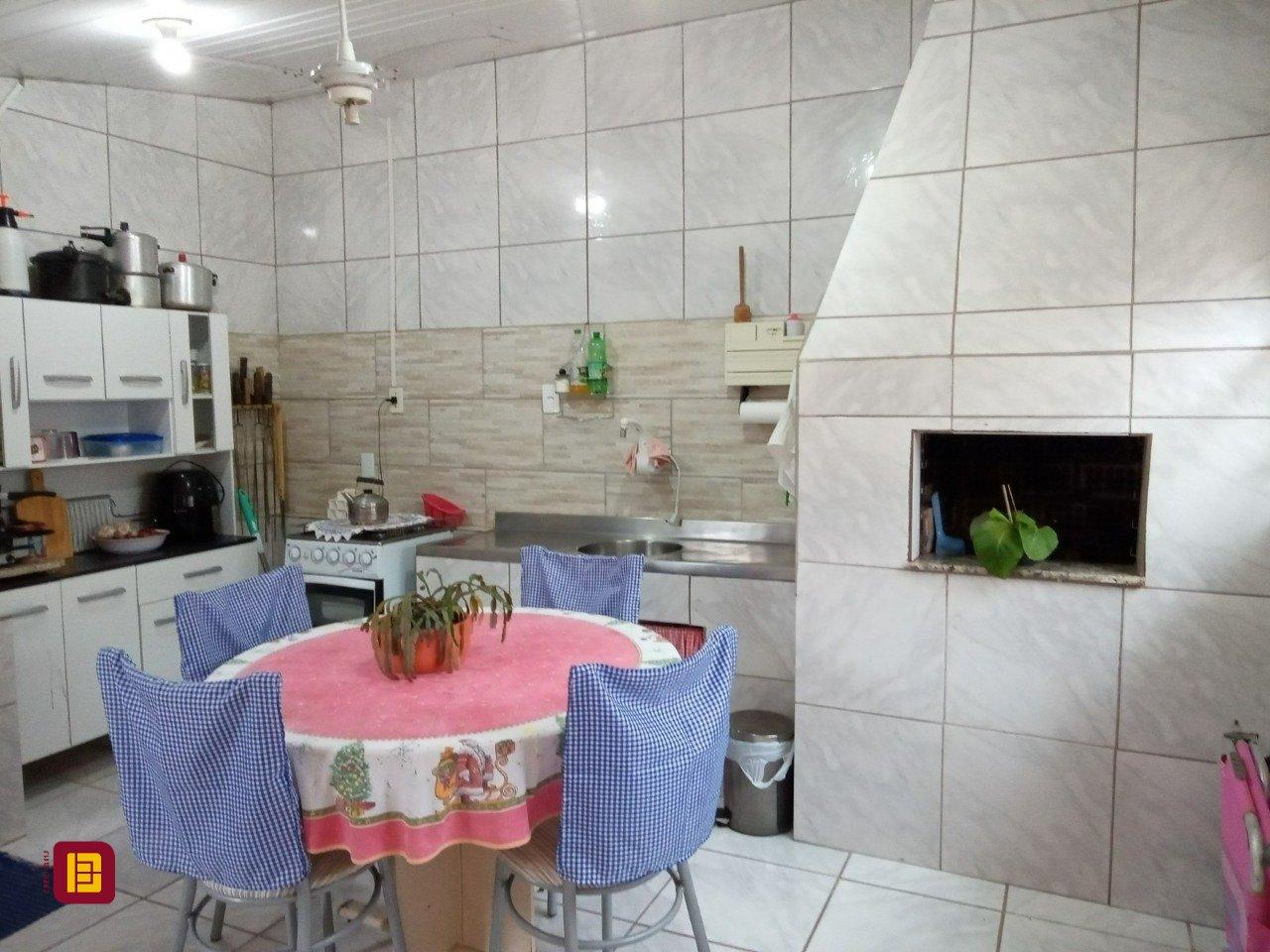 Casa com 263m², 7 quartos (sendo 1 suíte), 2 garagens, no bairro Estreito em Florianópolis