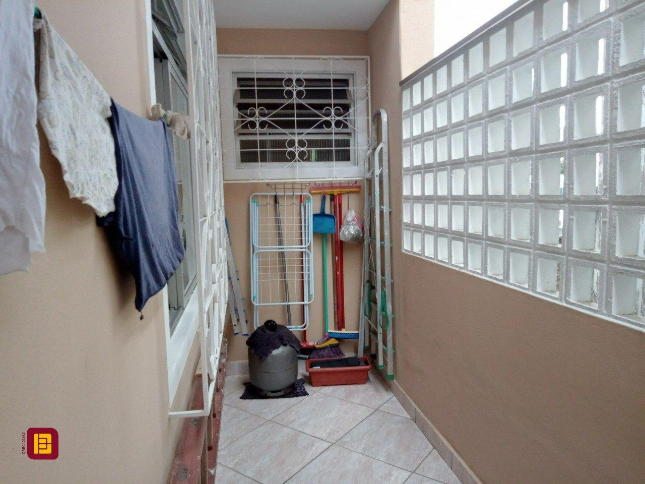 Casa com 263m², 7 quartos (sendo 1 suíte), 2 garagens, no bairro Estreito em Florianópolis