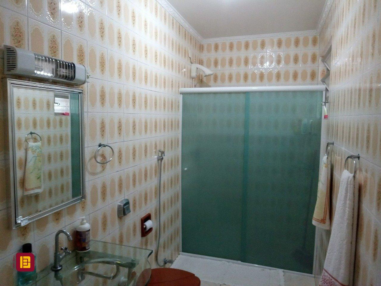 Casa com 263m², 7 quartos (sendo 1 suíte), 2 garagens, no bairro Estreito em Florianópolis