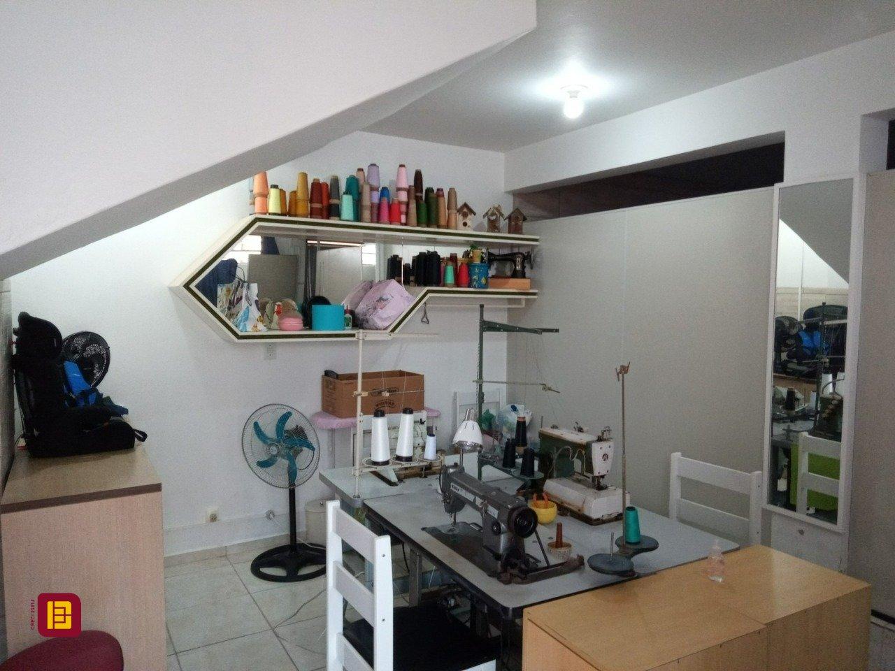 Casa com 263m², 7 quartos (sendo 1 suíte), 2 garagens, no bairro Estreito em Florianópolis