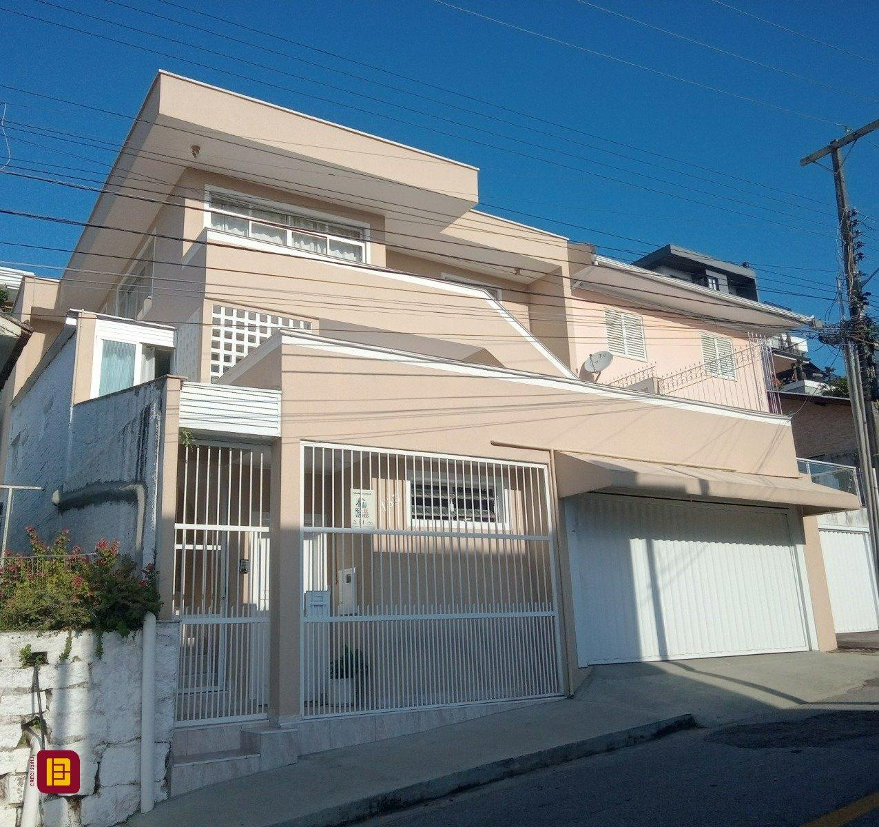 Casa com 263m², 7 quartos (sendo 1 suíte), 2 garagens, no bairro Estreito em Florianópolis