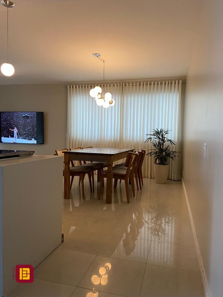 Apartamento com 149m², 4 quartos (sendo 1 suíte), 2 garagens, no bairro Campinas em São José