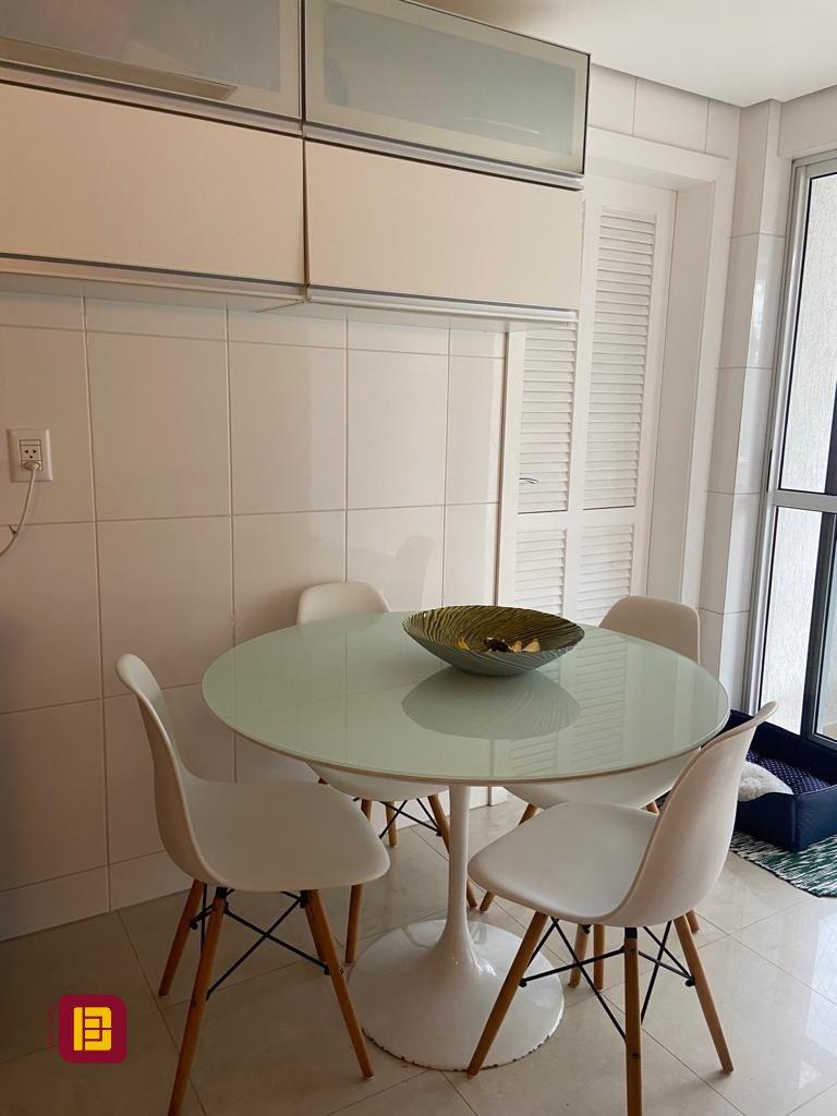 Apartamento com 149m², 4 quartos (sendo 1 suíte), 2 garagens, no bairro Campinas em São José