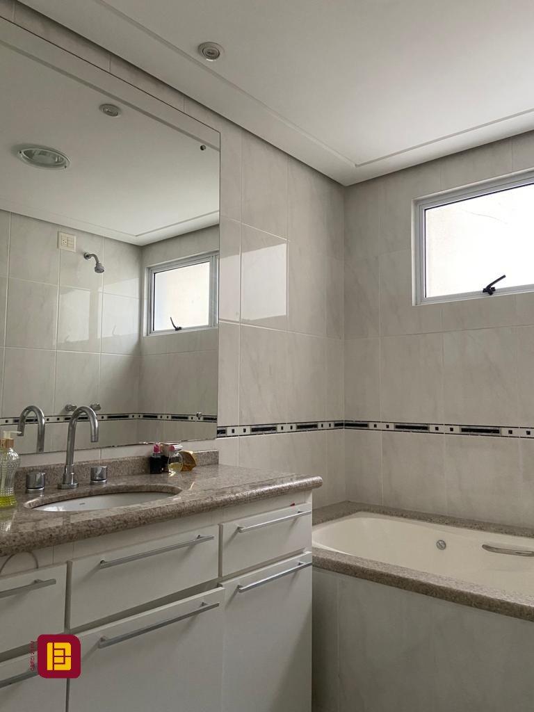Apartamento com 149m², 4 quartos (sendo 1 suíte), 2 garagens, no bairro Campinas em São José