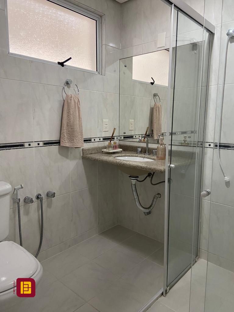 Apartamento com 149m², 4 quartos (sendo 1 suíte), 2 garagens, no bairro Campinas em São José