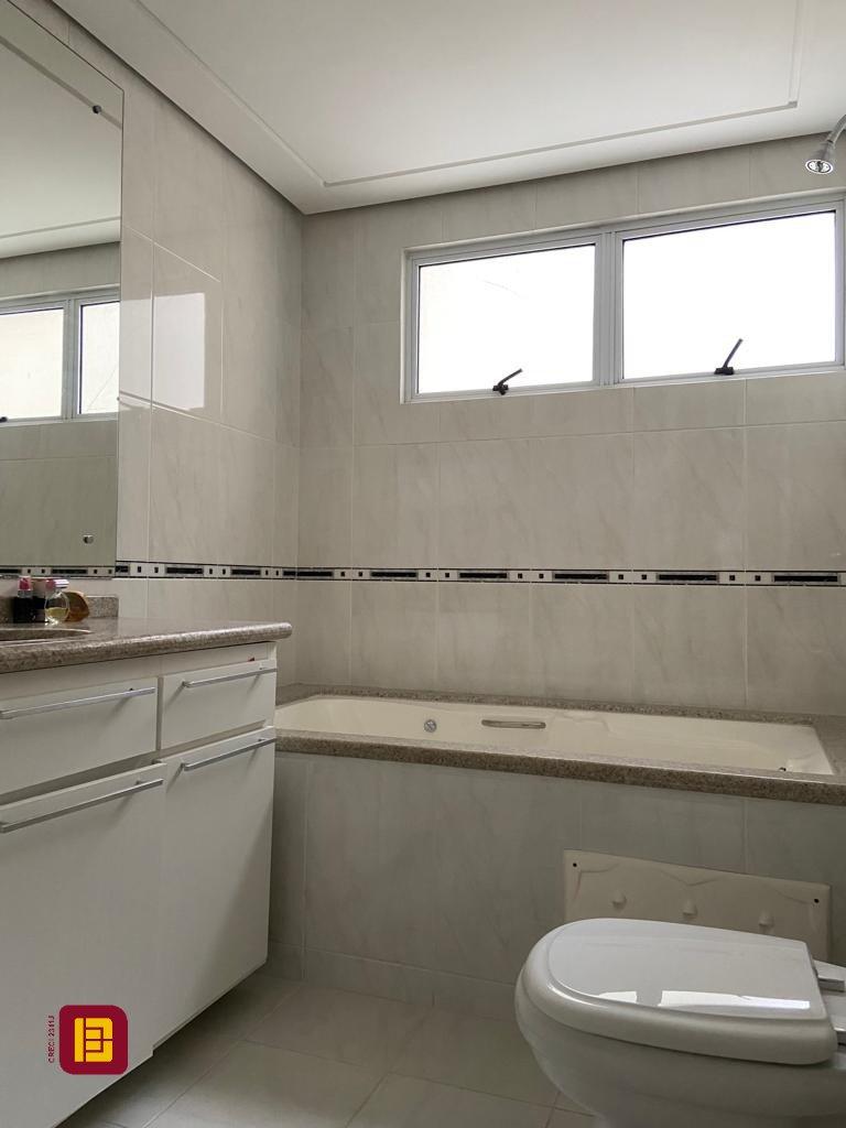 Apartamento com 149m², 4 quartos (sendo 1 suíte), 2 garagens, no bairro Campinas em São José