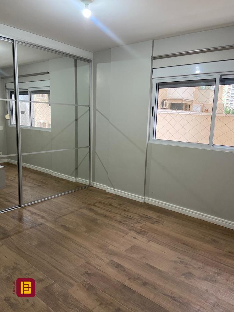 Apartamento com 149m², 4 quartos (sendo 1 suíte), 2 garagens, no bairro Campinas em São José
