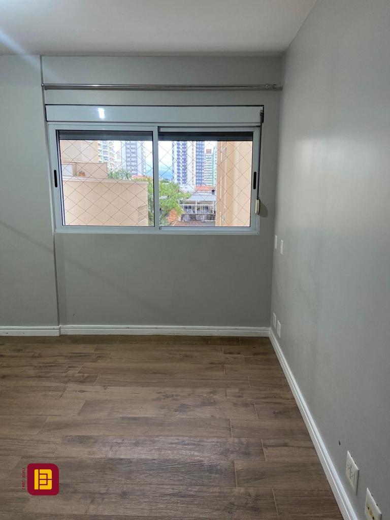Apartamento com 149m², 4 quartos (sendo 1 suíte), 2 garagens, no bairro Campinas em São José