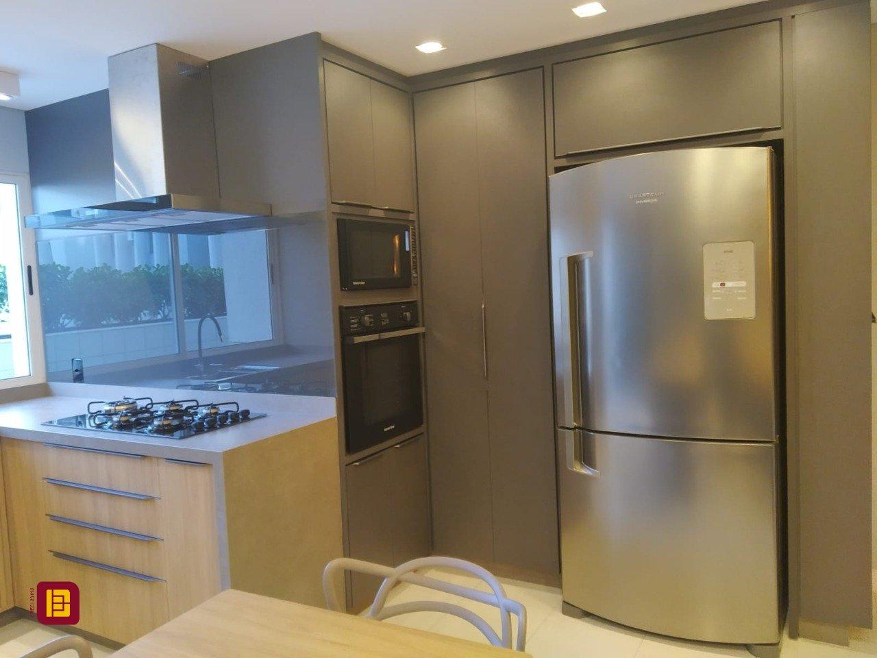 Apartamento com 149m², 4 quartos (sendo 1 suíte), 2 garagens, no bairro Campinas em São José