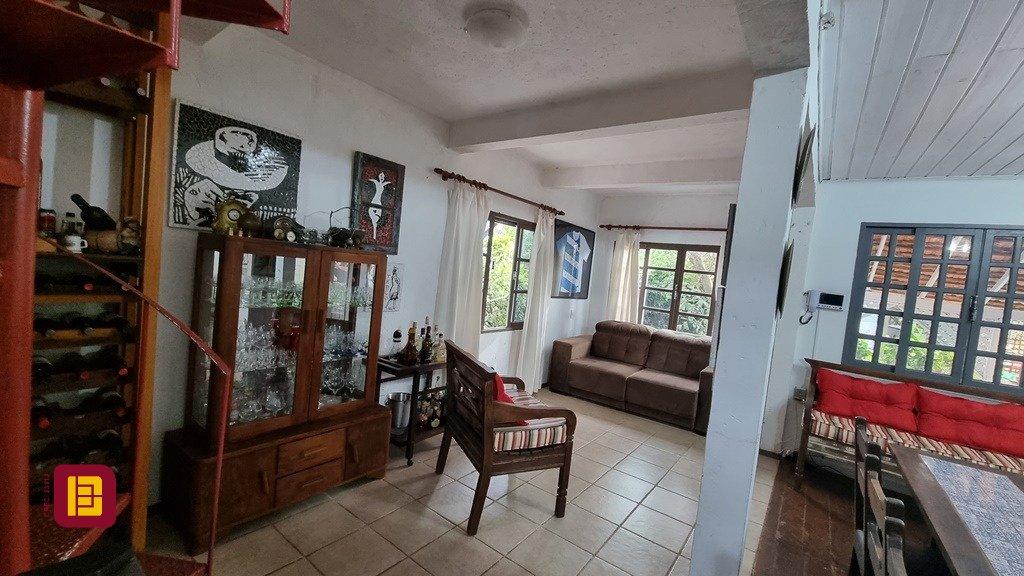 Casa com 270m², 6 quartos (sendo 1 suíte), 2 garagens, no bairro Sambaqui em Florianópolis