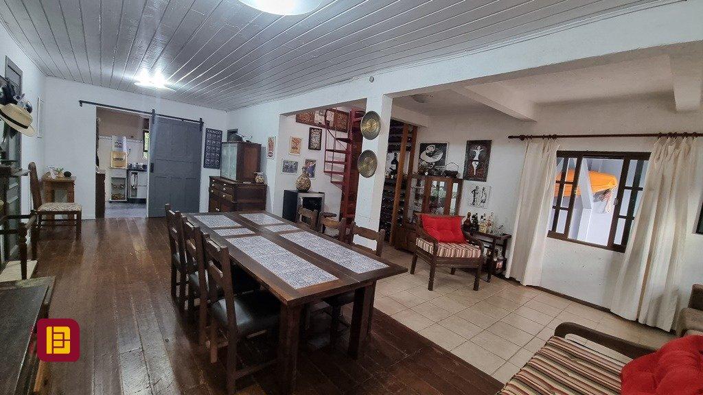 Casa com 270m², 6 quartos (sendo 1 suíte), 2 garagens, no bairro Sambaqui em Florianópolis