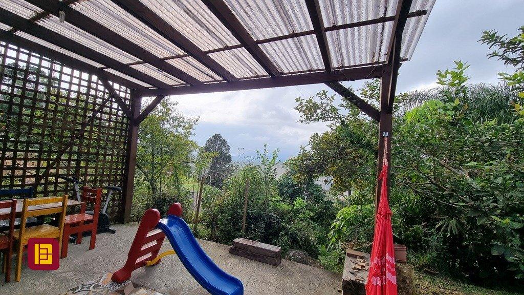 Casa com 270m², 6 quartos (sendo 1 suíte), 2 garagens, no bairro Sambaqui em Florianópolis