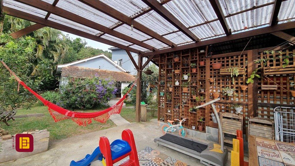Casa com 270m², 6 quartos (sendo 1 suíte), 2 garagens, no bairro Sambaqui em Florianópolis