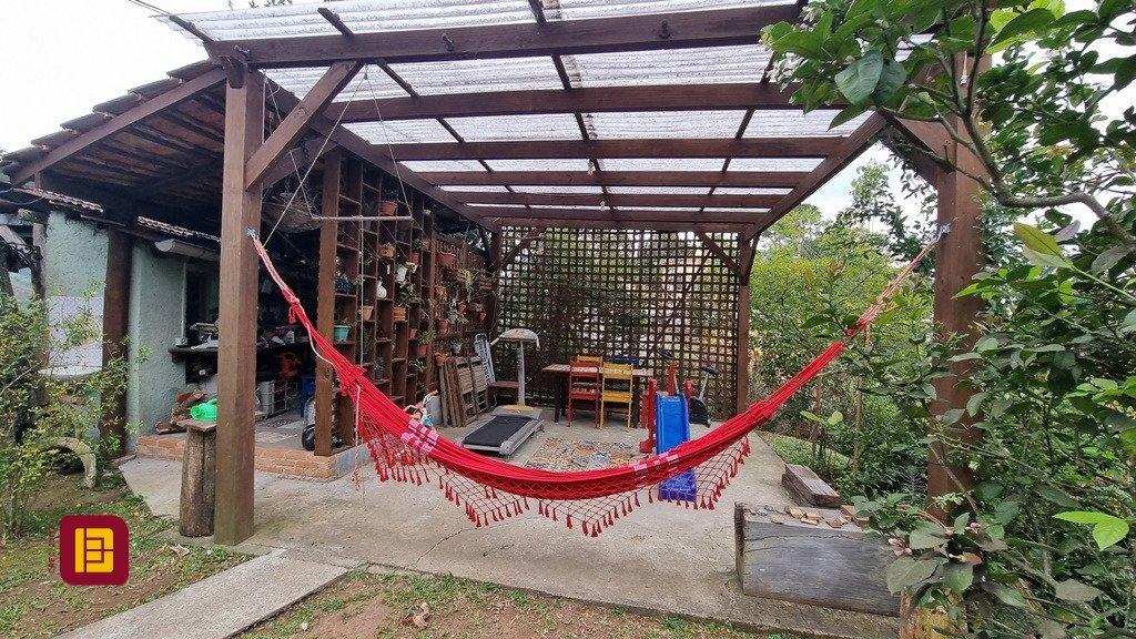 Casa com 270m², 6 quartos (sendo 1 suíte), 2 garagens, no bairro Sambaqui em Florianópolis